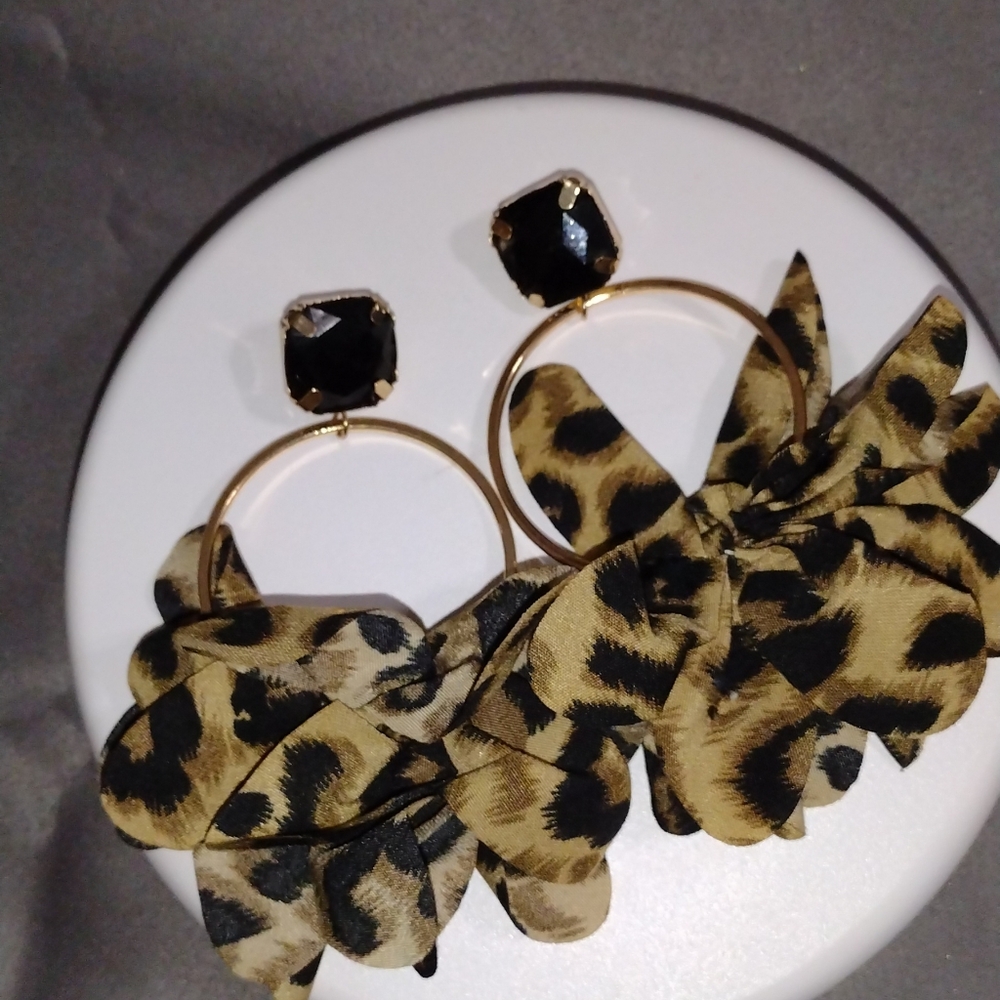 LEOPARD 🐆 EARRINGS - Picture 6 of 12